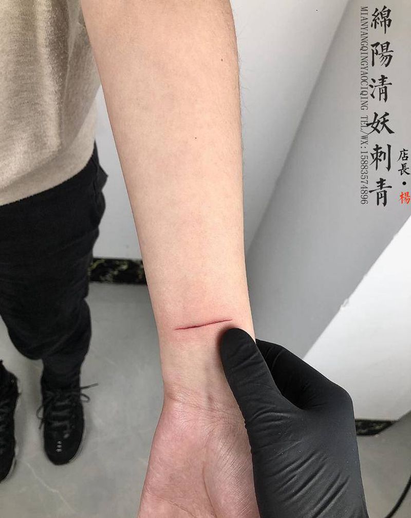 伤口纹身图片_胸部肩部纹身图案