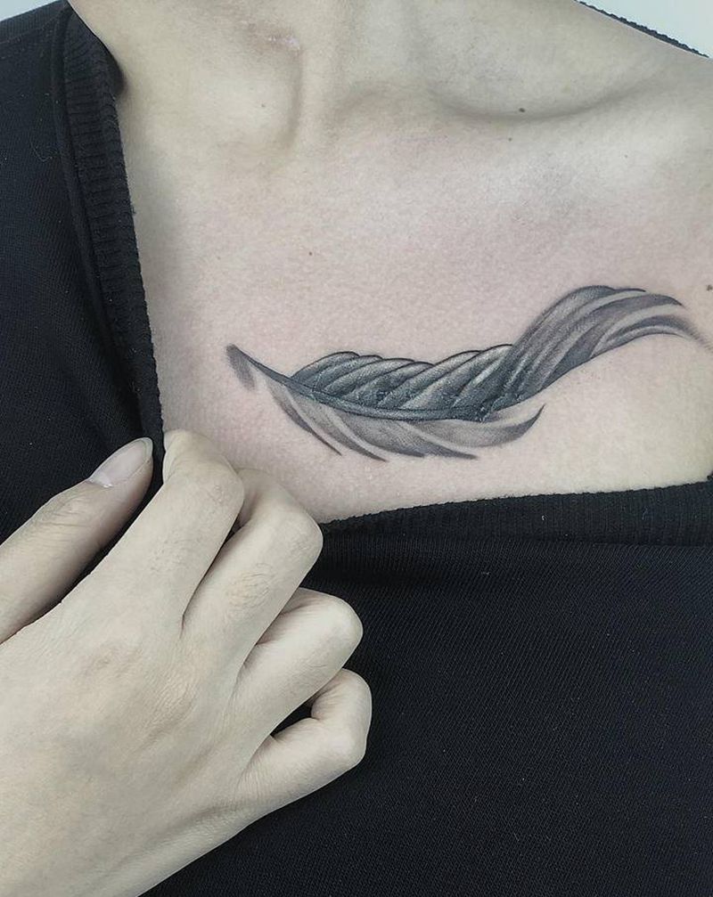 羽毛纹身图片_臀部胸部纹身图案