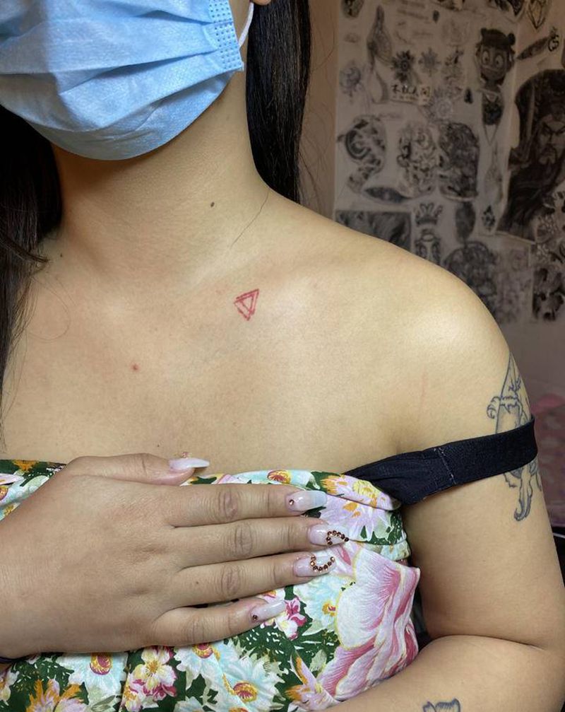 锁骨旧纹身遮盖纹身图片_胸部颈部新传统老传统纹身图案