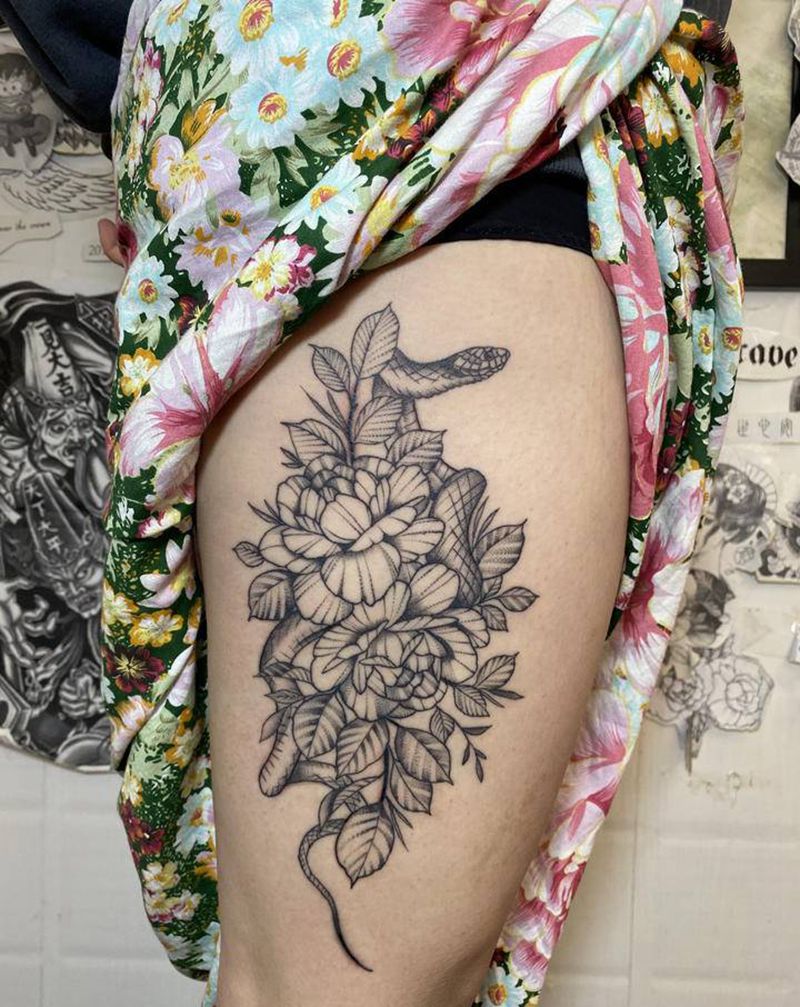 大腿蛇缠牡丹纹身图片_臀部腿部新传统点刺纹身图案