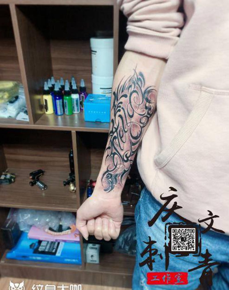 手绘字体纹身图片_手臂花体字纹身图案