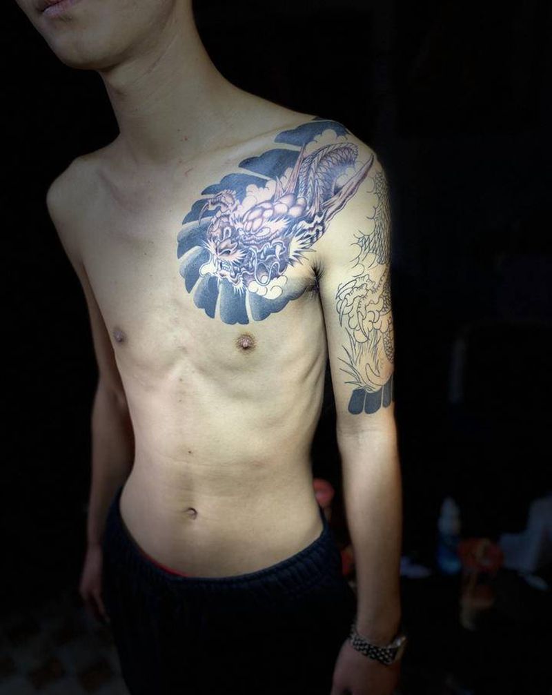 半甲龙纹身纹身图片_胸部手臂老传统新传统纹身图案