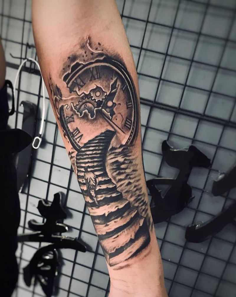 时钟纹身图片_手臂欧美写实纹身图案