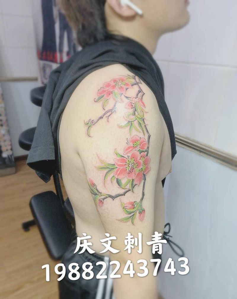 花纹身图片_肩部新传统纹身图案