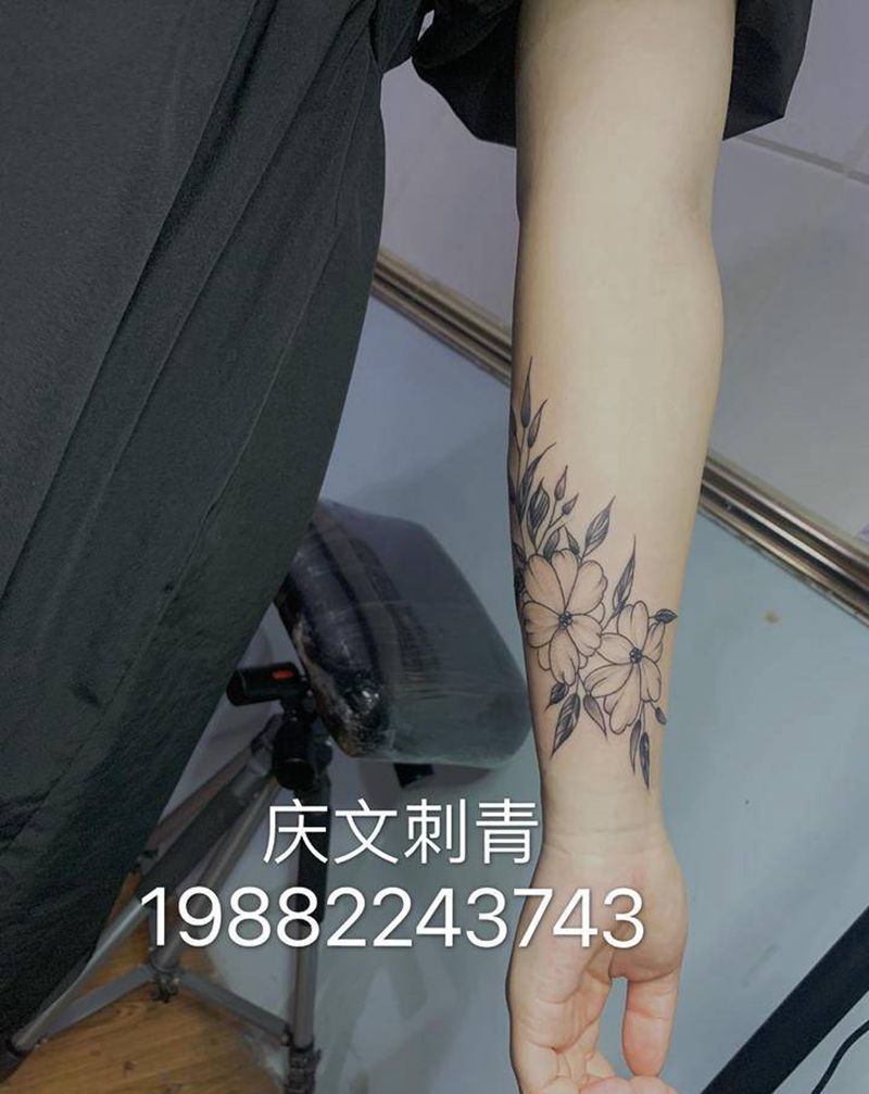 素花纹身图片_手臂新传统纹身图案