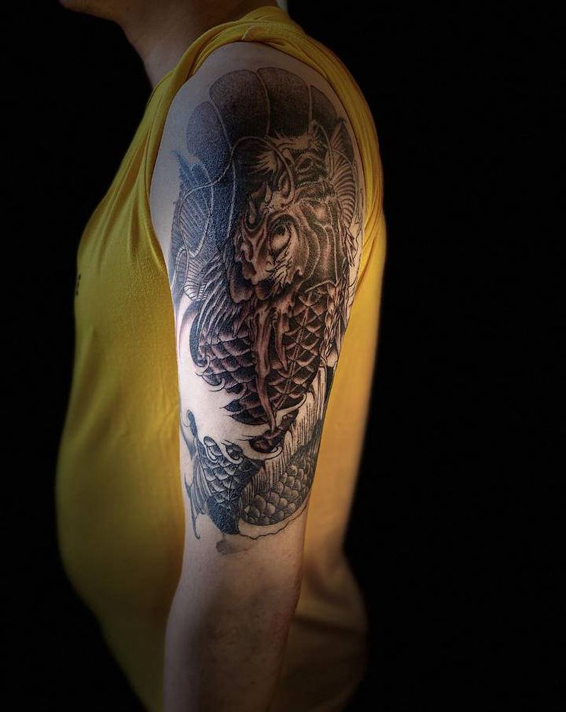 老图龙鲤纹身图片_肩部手臂新传统老传统纹身图案