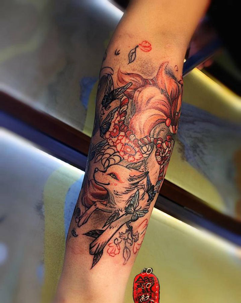 扑蛾子的九尾狐纹身图片_手臂纹身图案