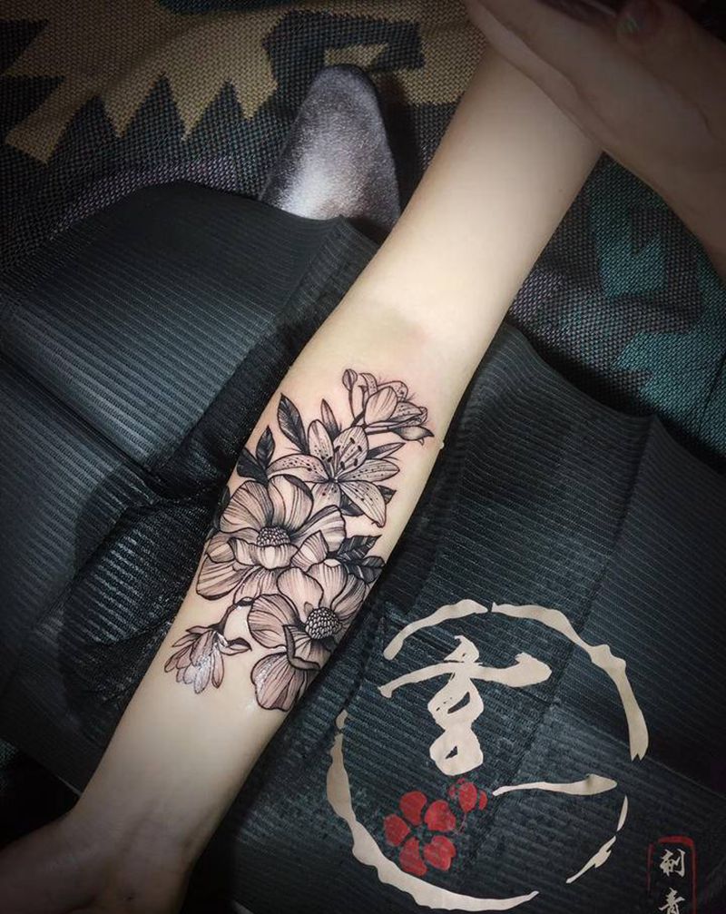 线条花纹身图片_手臂纹身图案