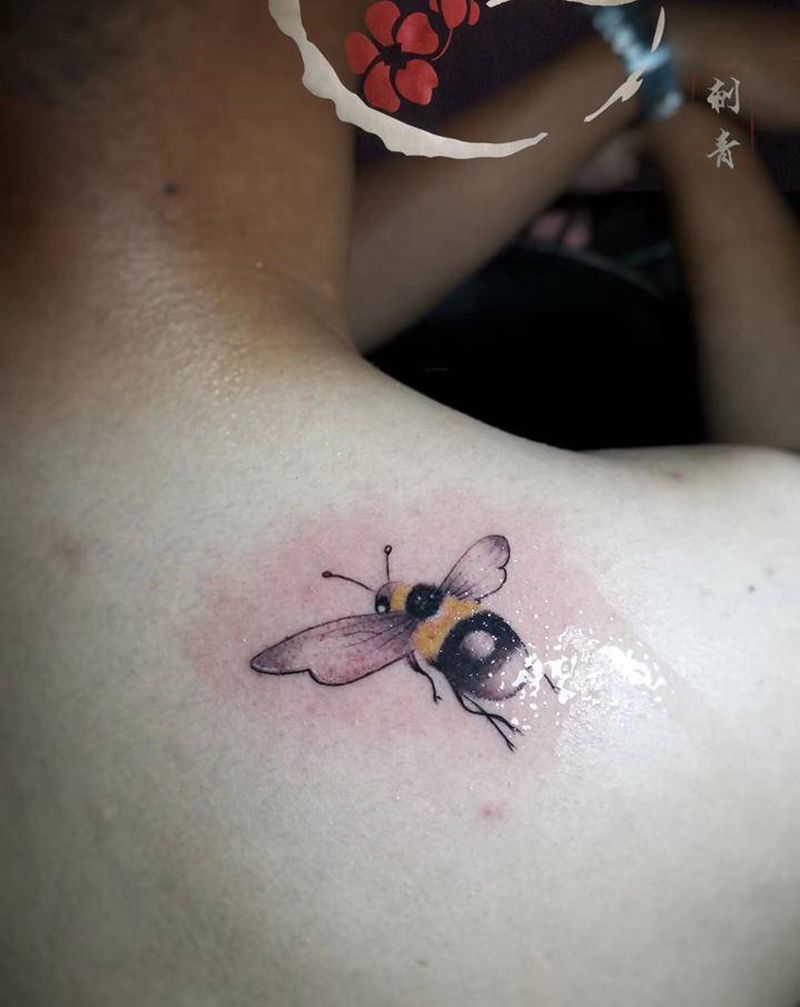 小蜜蜂纹身图片_肩部纹身图案