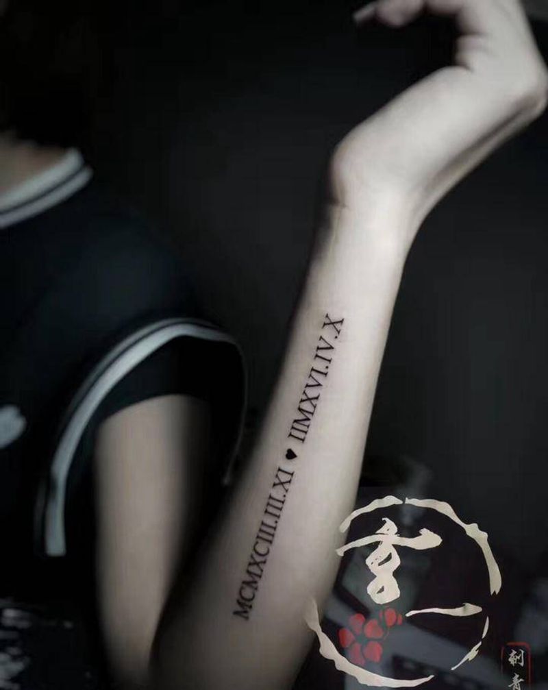 字2枚纹身图片_手臂纹身图案
