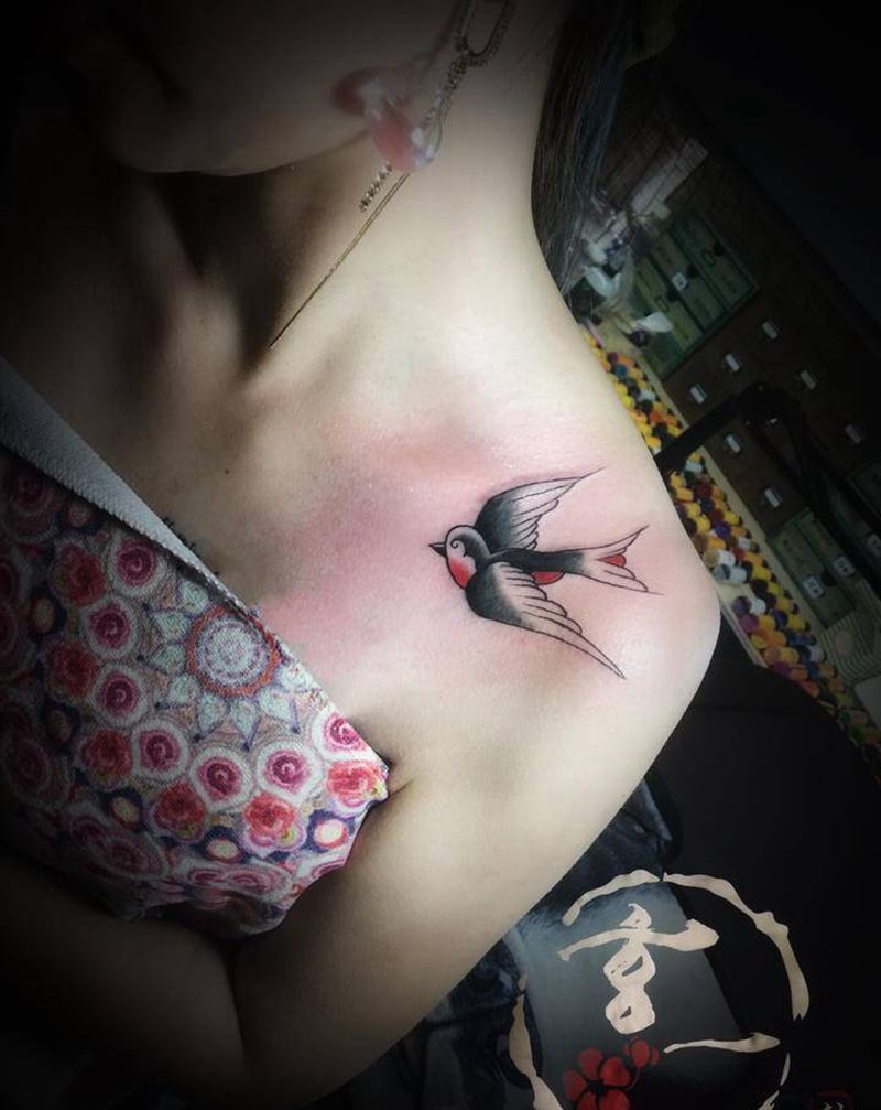 燕子纹身图片_肩部纹身图案