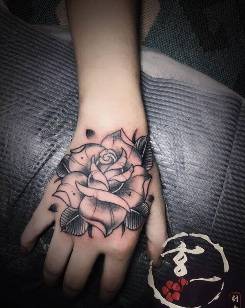 手背花纹身图片_手部纹身图案