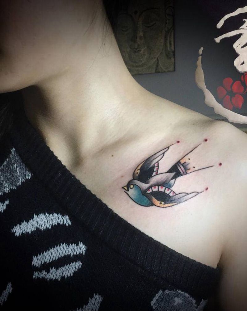 old school燕子纹身图片_肩部纹身图案