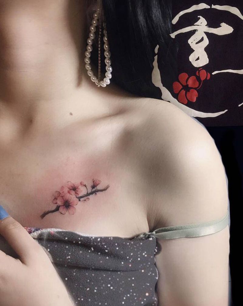 胸花纹身图片_胸部纹身图案