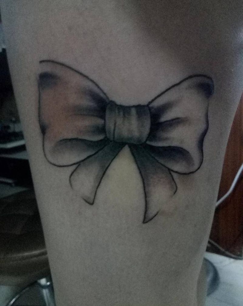 蝴蝶结纹身图片_腿部纹身图案