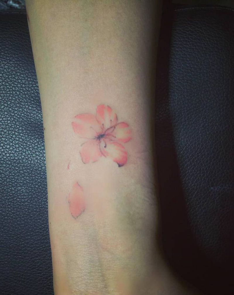小樱花纹身图片_手臂水彩纹身图案