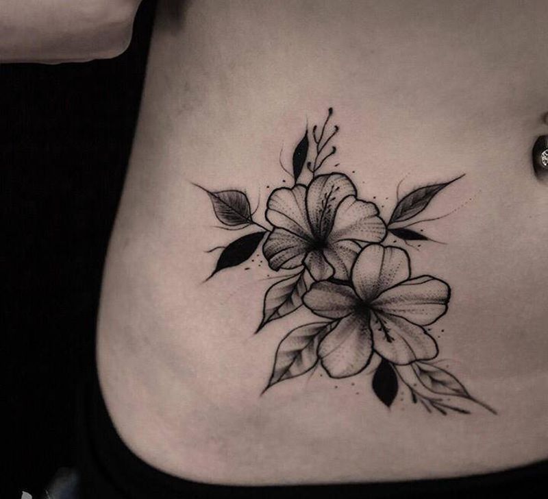 素花纹身图片_腰部点刺纹身图案