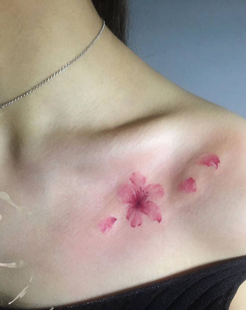 小花一堆纹身图片_胸部纹身图案