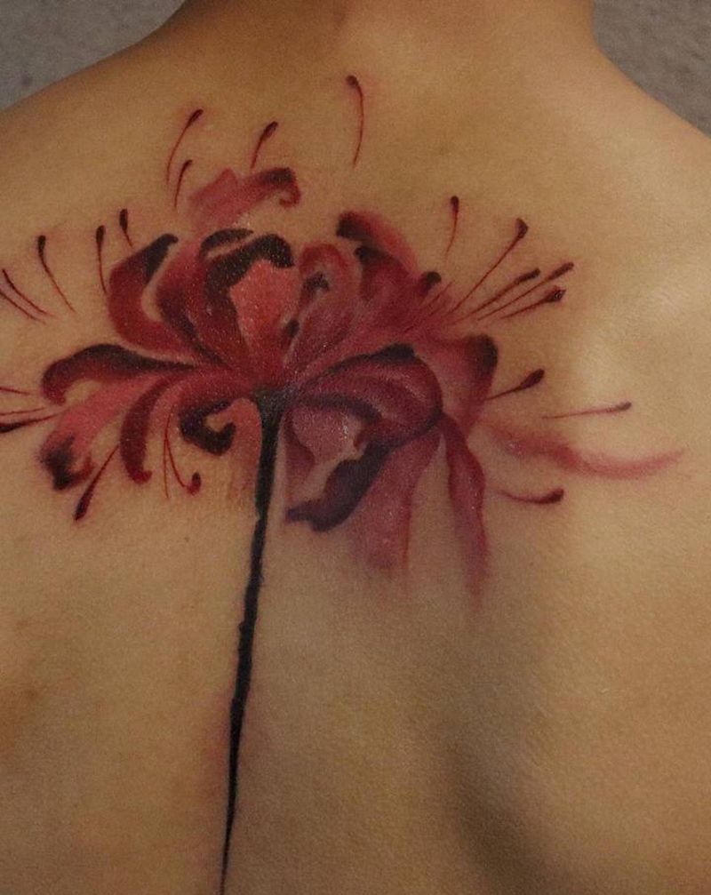 彼岸花一枚纹身图片_背部水彩纹身图案