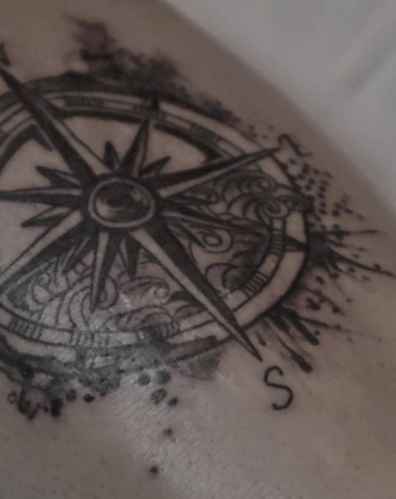 指南针纹身图片_脚部腿部水墨几何纹身图案