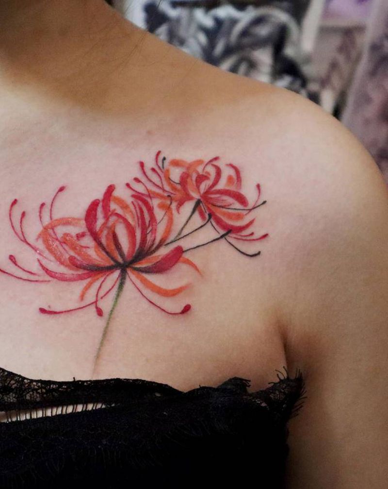 彼岸花又来啦纹身图片_胸部水彩纹身图案