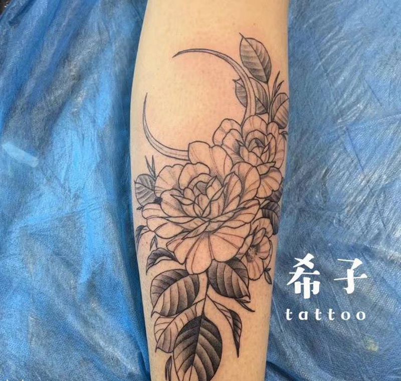 素花纹身图片_腿部纹身图案