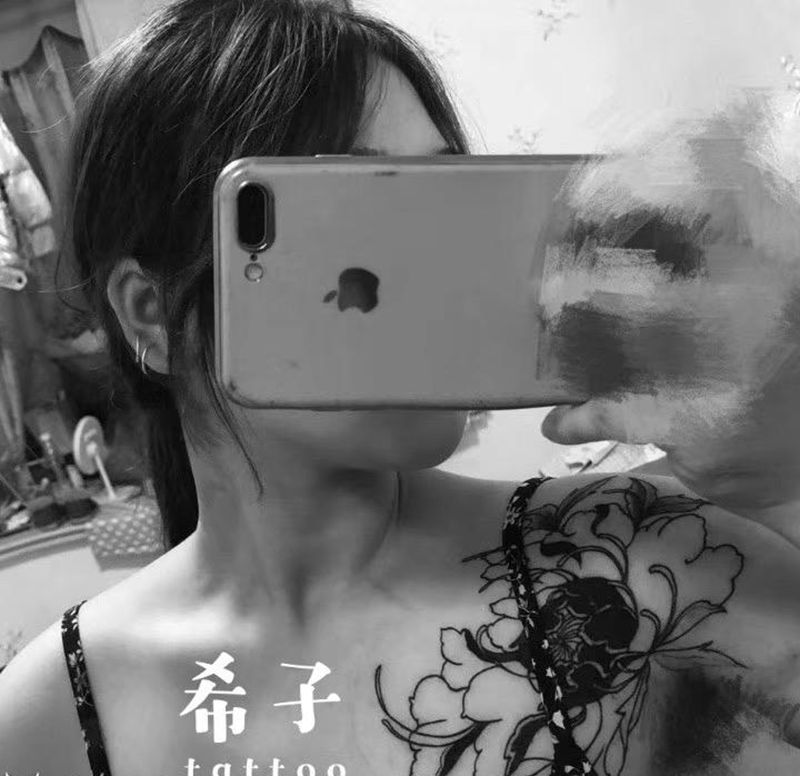 牡丹肩花纹身图片_肩部纹身图案