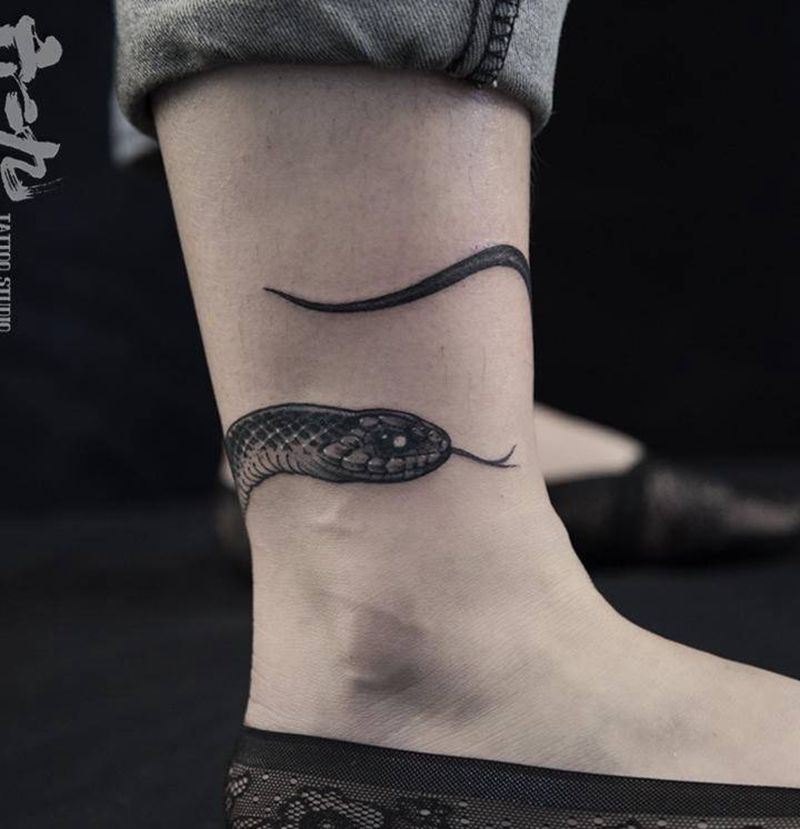 黑曼巴纹身图片_脚部纹身图案