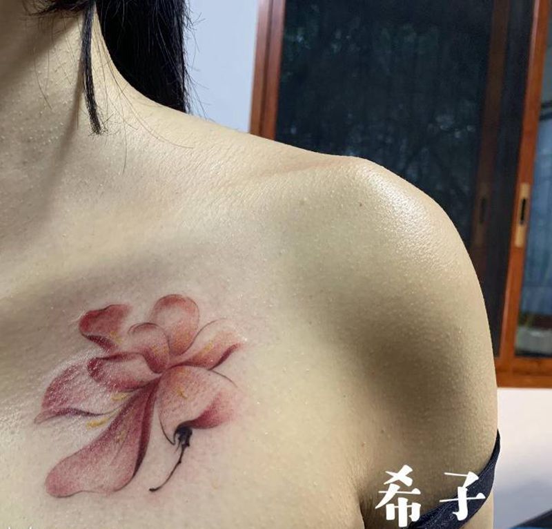 水墨花纹身图片_肩部纹身图案