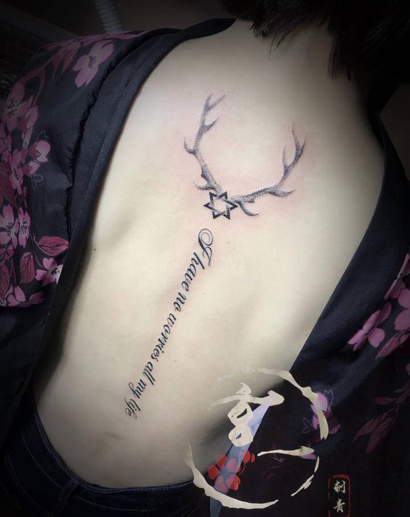 脊椎2枚纹身图片_背部纹身图案