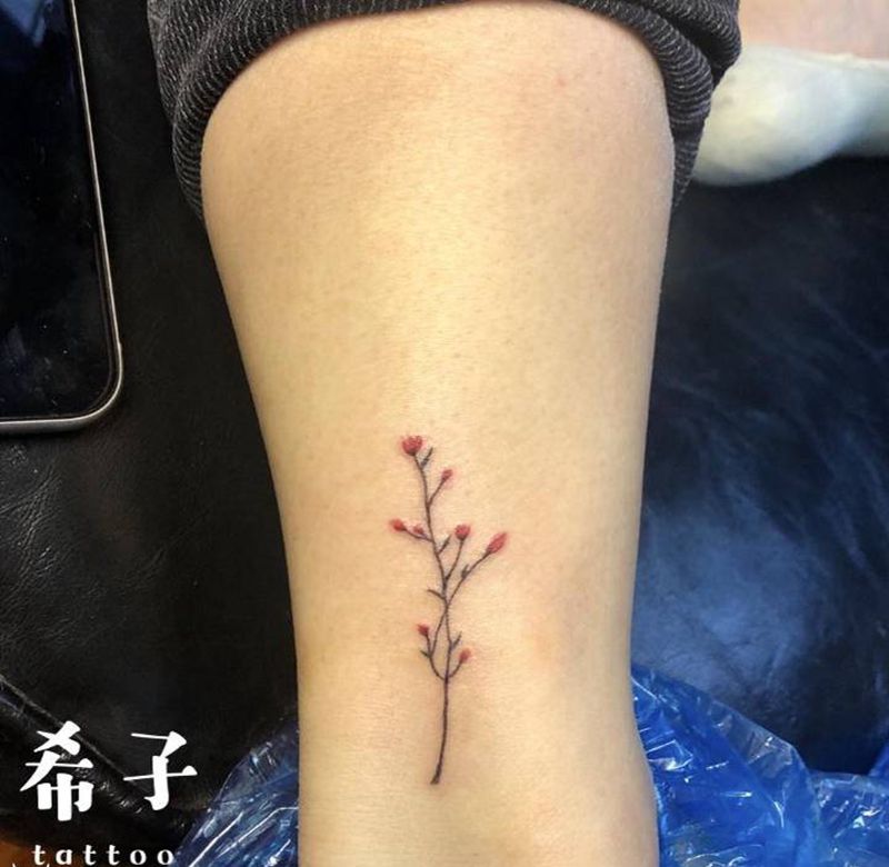 小图腊梅纹身图片_腿部纹身图案