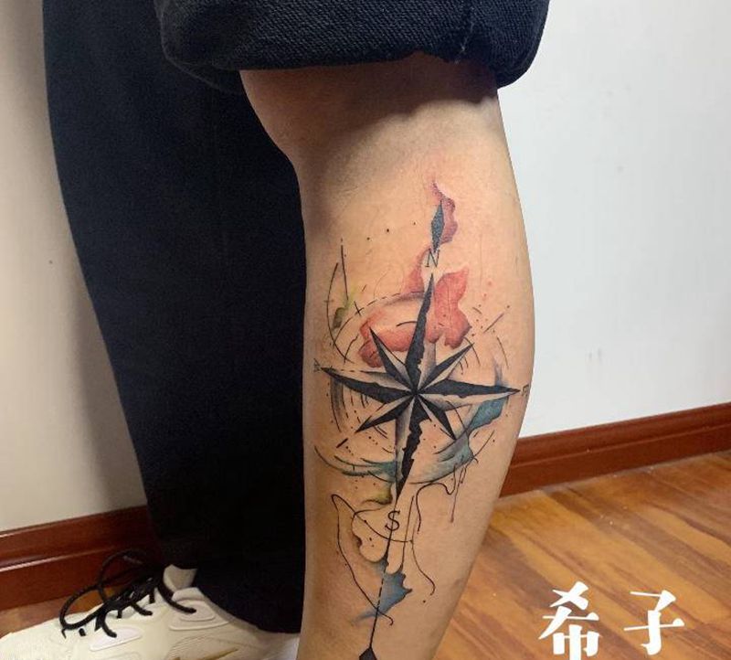 水彩指南针纹身图片_腿部纹身图案