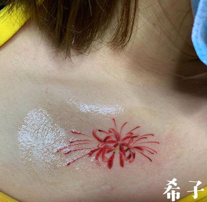 彼岸花纹身图片_肩部纹身图案