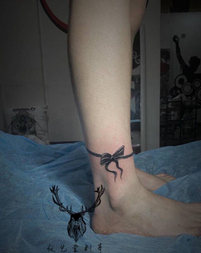 蝴蝶结珍珠脚链纹身图片_脚部新传统老传统纹身图案