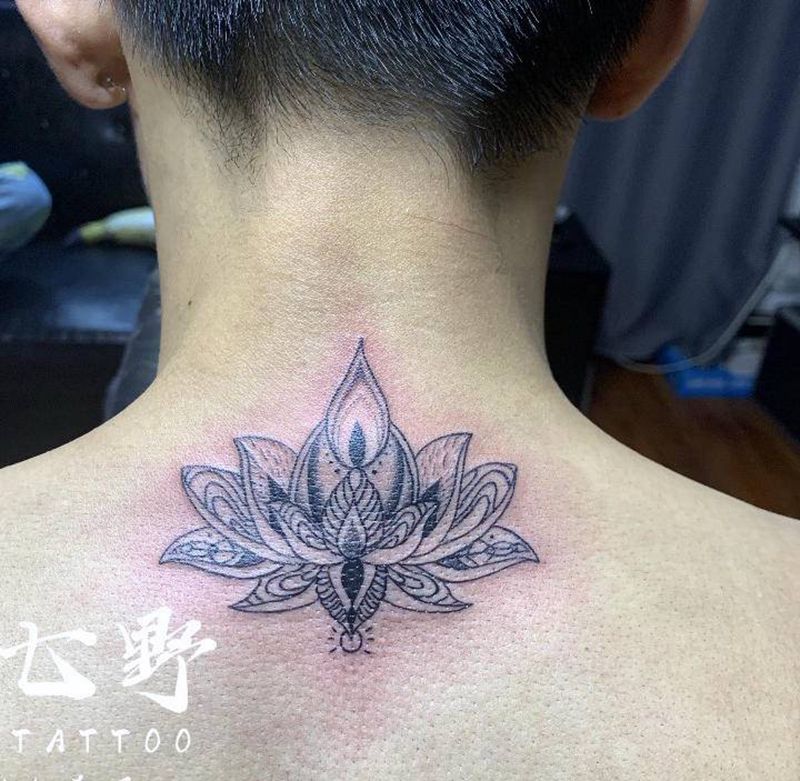 梵花纹身图片_颈部背部纹身图案