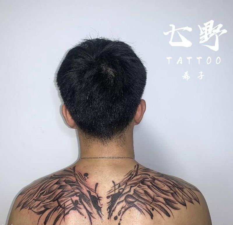 翅膀纹身图片_背部纹身图案