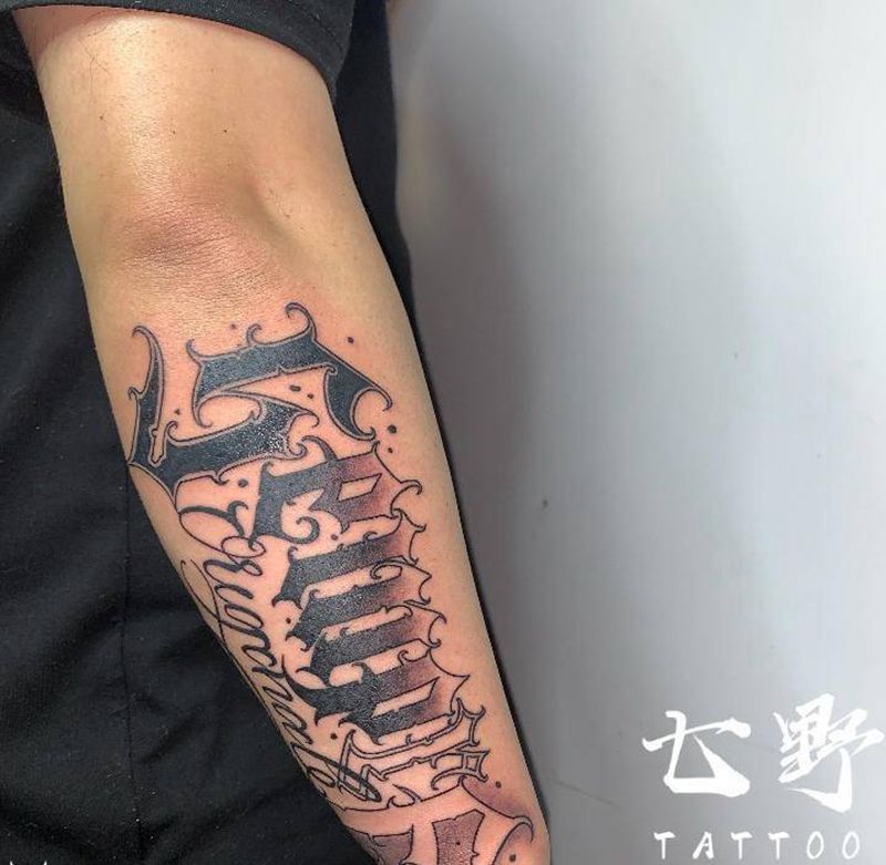 设计花体一枚纹身图片_手臂花体字纹身图案