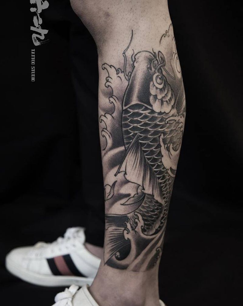 新传统鲤鱼纹身图片_腿部新传统纹身图案