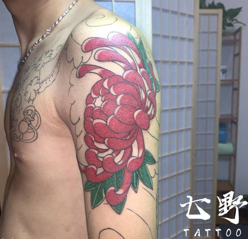 老传统·菊花纹身图片_手臂老传统纹身图案