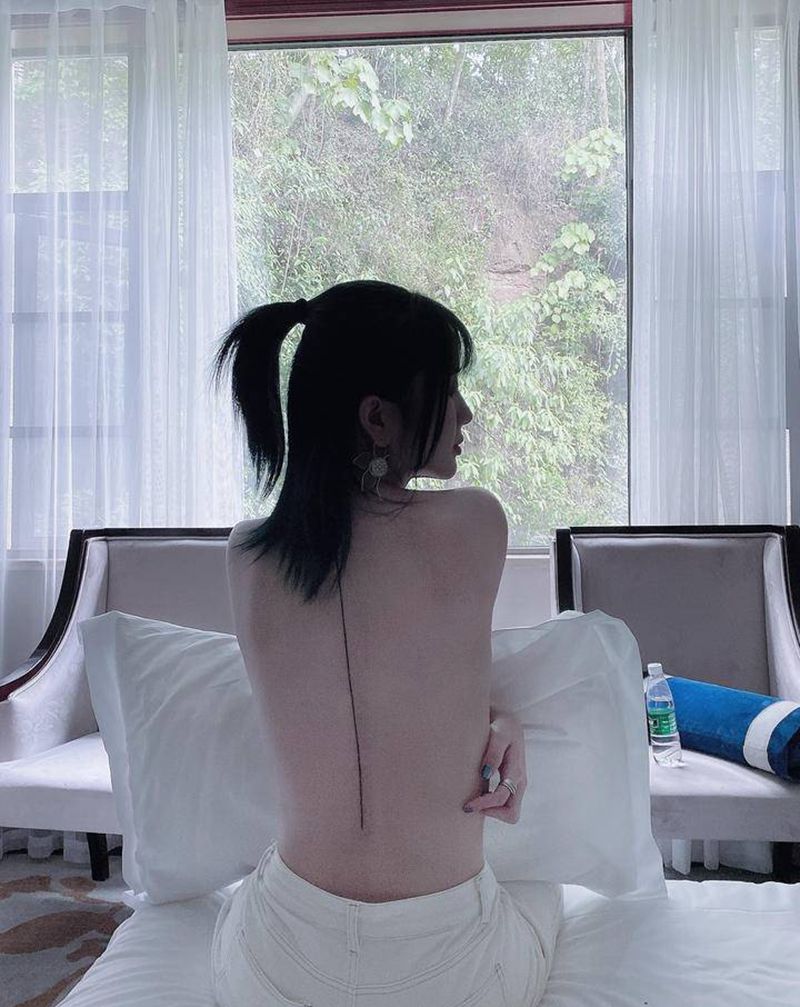 死亡虾线纹身图片_背部几何纹身图案