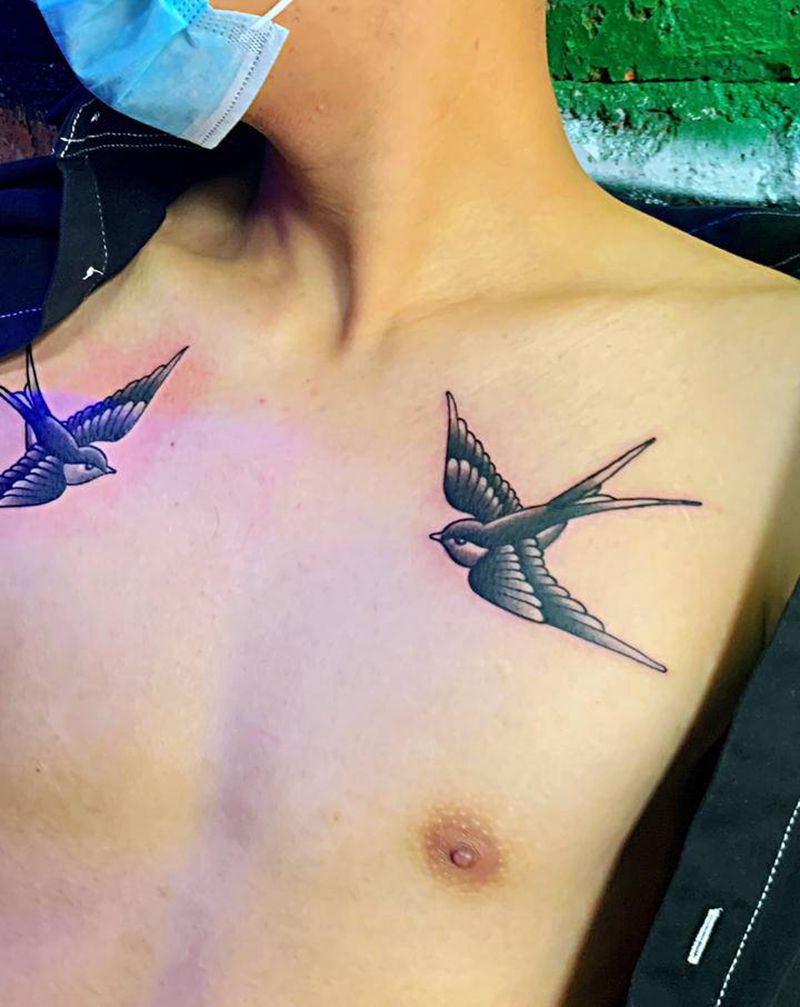 对燕纹身图片_胸部Old School纹身图案