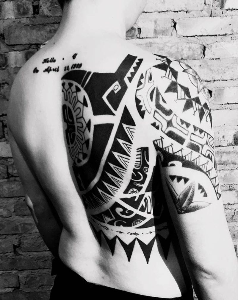 纹了两年的图腾纹身图片_胸部背部图腾纹身图案