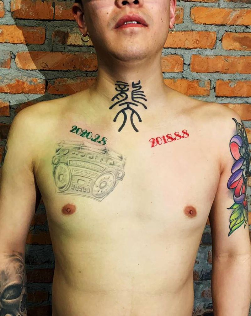 两个小日子纹身图片_胸部花体字纹身图案