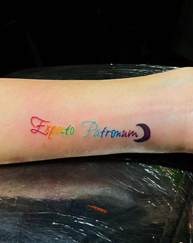 小字母纹身图片_手部纹身图案