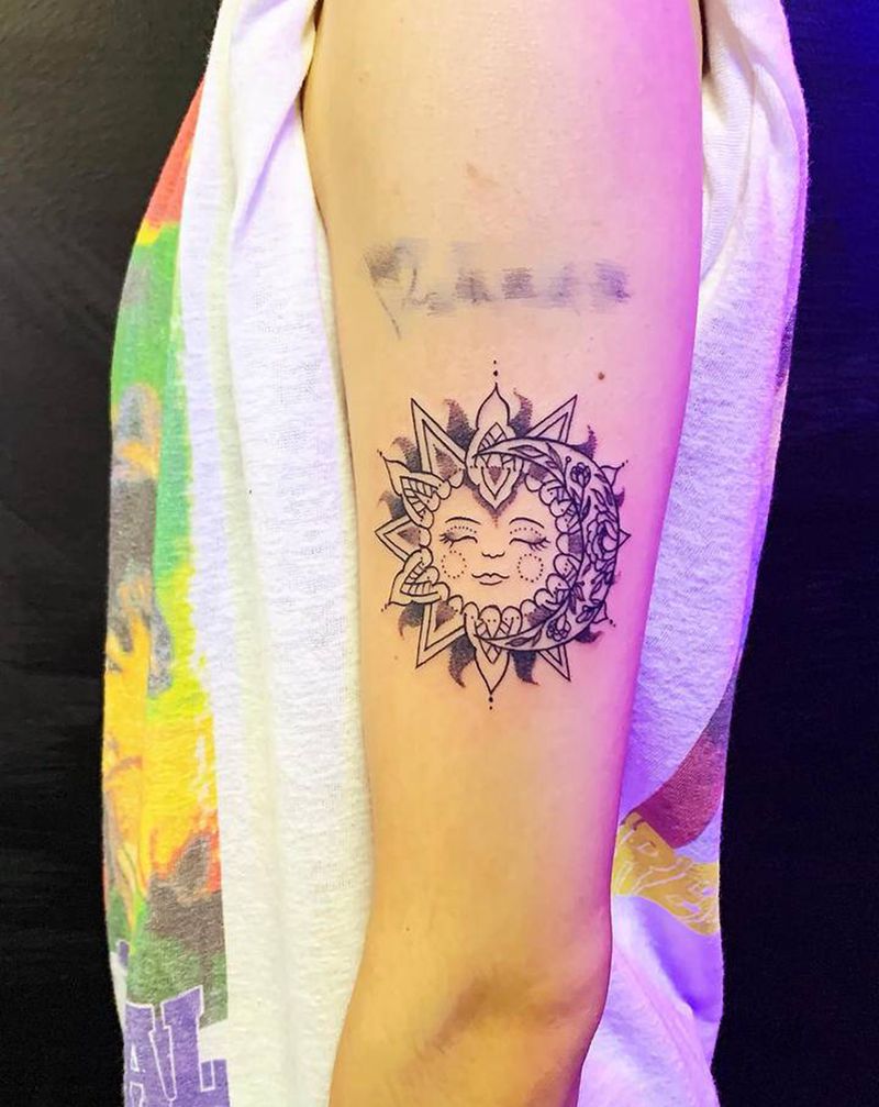 点刺小太阳纹身图片_手臂点刺纹身图案