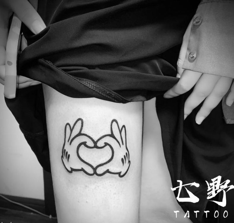 米奇比心心❤️纹身图片_腿部纹身图案
