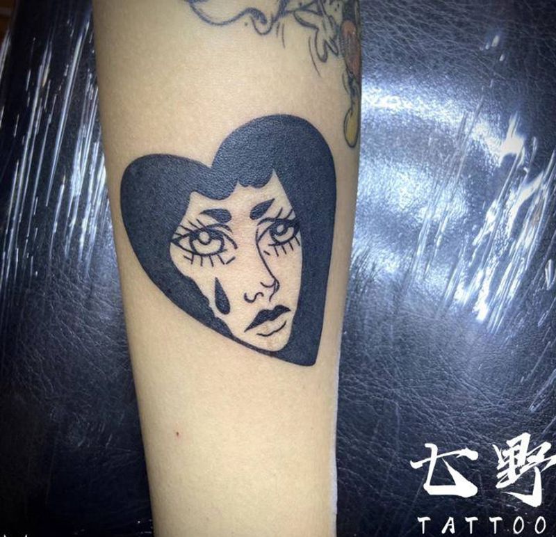 暗黑女孩纹身图片_手臂纹身图案