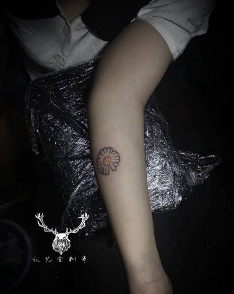 小雏菊纹身图片_手部点刺纹身图案