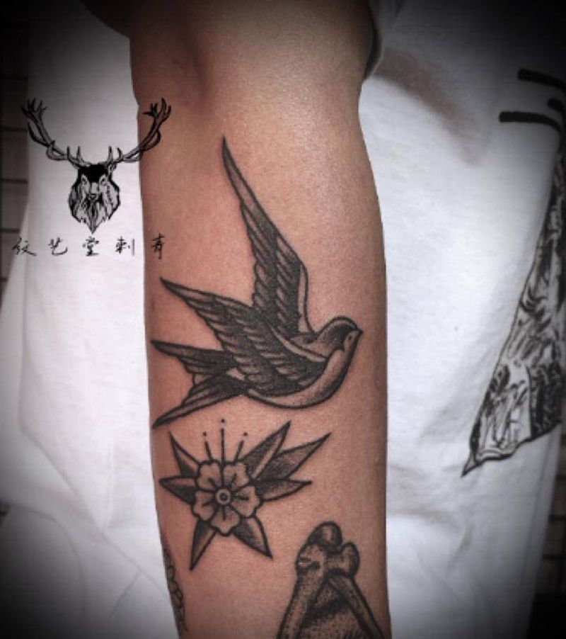 燕子小花纹身图片_Old School纹身图案