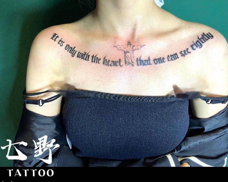 花体字纹身图片_胸部花体字纹身图案